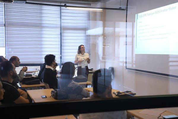 Optimisez la communication interne avec la psychologie du travail: Un guide innovant